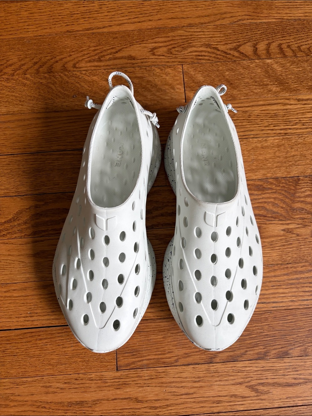 Kane Men’s White Slip-On Perforated Water Shoes, size 10